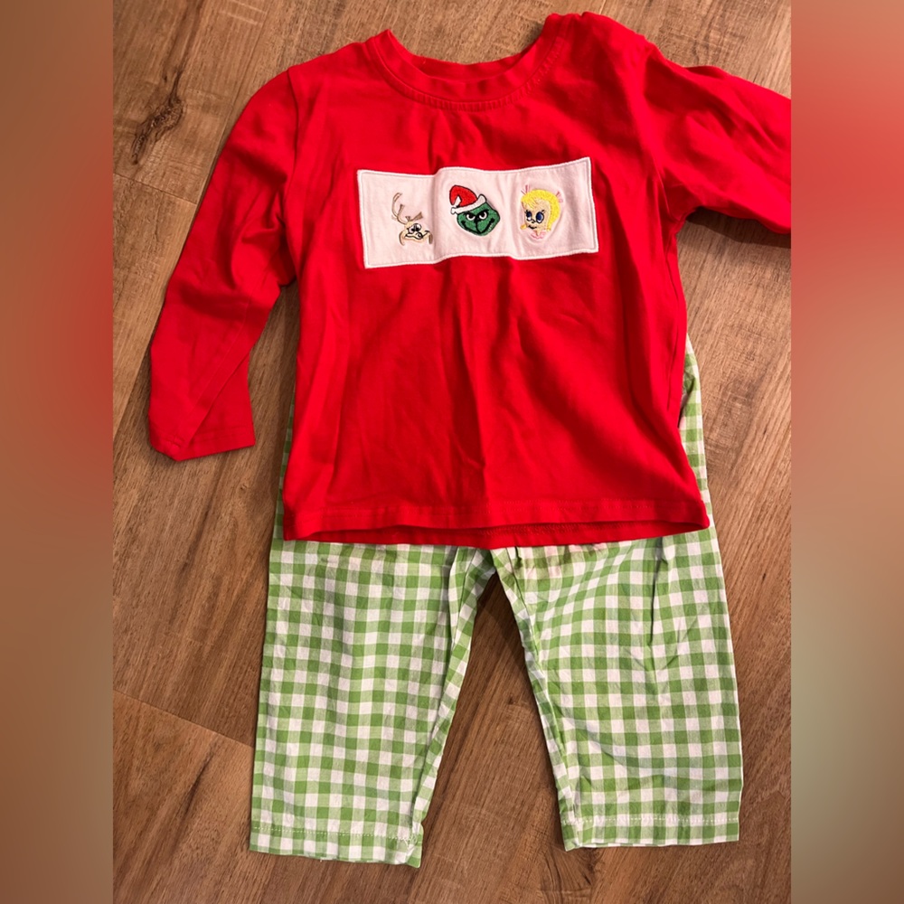 2T Grinch outfit. XS on tag but we wore as a 2T
